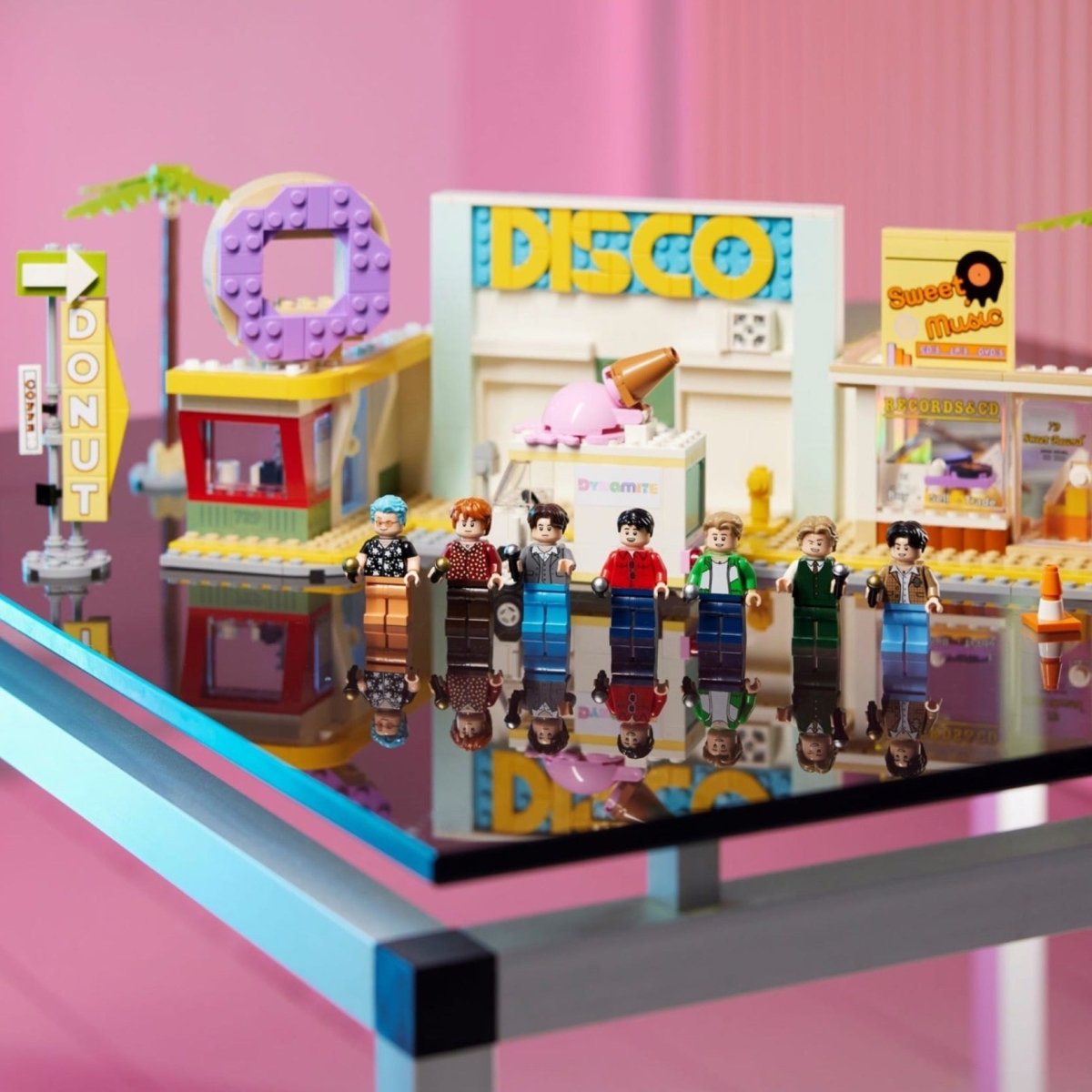 BTS x LEGO Official Collaboration Dynamite 749pcs Limited Edition - K-STAR