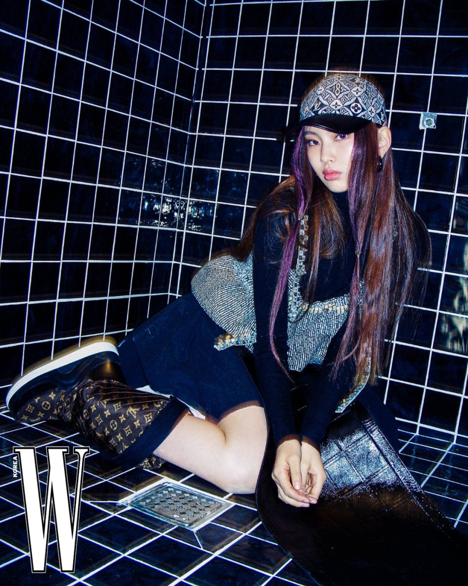 NEWJEANS - W Korea Magazine December 2022 - K-STAR